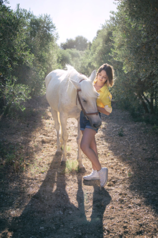 Photographe animaux de compagnie, photo cheval, portrait jeune femme et son cheval